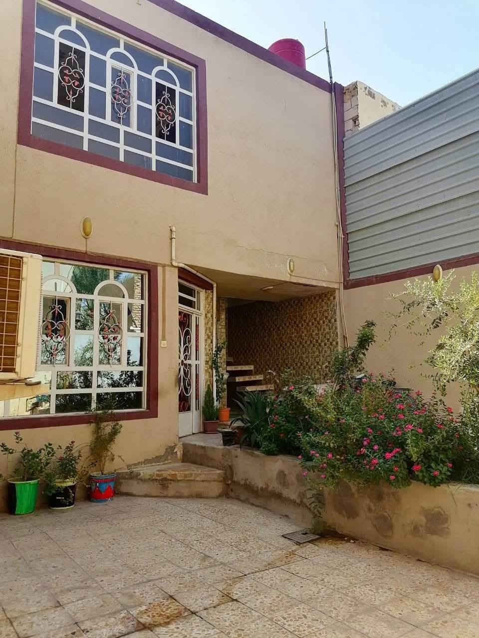 الدار للبيع ' في النجف الأشرف الكوفة الشارع السايلو قريب عن كورنيش الكوفة منطقة البو ماضي مقابيل مجمع  السفير طابو زراعي صرف سند ٢٥ تابع لالبو ماضي طابو قديم طبعا
المنطقه مسكونه اكثر من 60 سنه  المنطقة شوارعها تبليط ومقرنصة  و هادئة 
 المساحة 220طابقين الطابق الأول غرفتين مع صالة ومطبخ وتخاريج داخلية وخارجية وأستقبال  و مكشوفة  ساحه كراج  حديقه  'الطابق الثاني يتكون من غرفة وصالة وتخاريج'  و مخزن 
البناء الطابق الاول طابوق  و الطابق الثاني ثرمستون والسقف عكادة  والبيت  بي معاملة مال بلدية جاهز للتطويب 
تبليط ماء كهرباء خدمات في المنطقه ٣ مدارس ابتدائية ومتوسطه واعدادية بنين و بنات 
السعر 80  وبي مجال 
ملاحظة : البيت حاليا غير مسكون و فارغ وللاستفسار الاتصال على الرقم حصرا  او واتساب على نفس الرقم 
 ‏‪‏‪***********‬‏ 

الدار للبيع ' في النجف الأشرف الكوفة الشارع السايلو قريب عن كورنيش الكوفة منطقة البو ماضي مقابيل مجمع  السفير طابو زراعي صرف سند ٢٥ تابع لالبو ماضي طابو قديم طبعا
