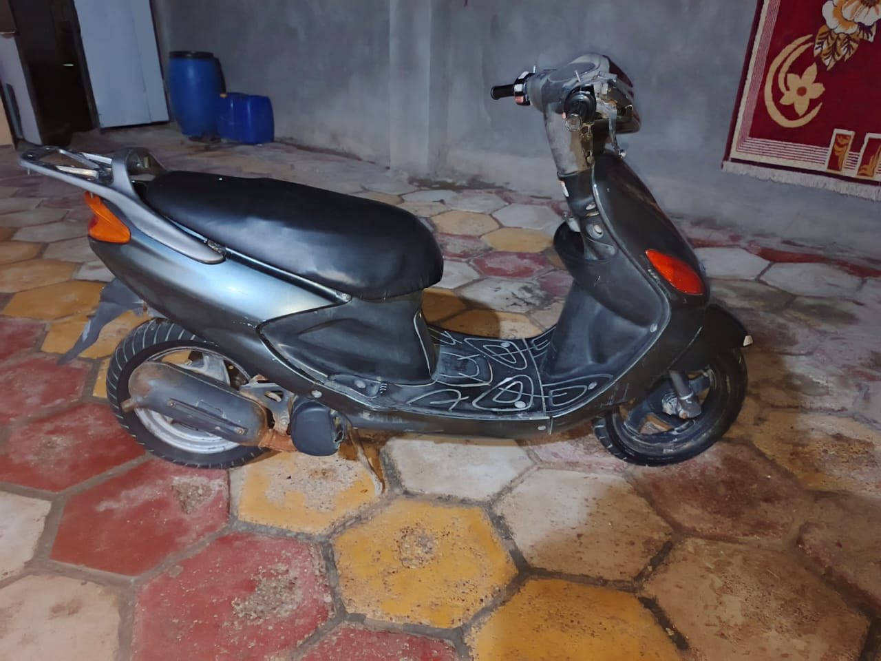 دراجه اكزز ياباني 
محركها مجفت ناعمه ونظيفه تشتغل هندر كهربائيات كلها شغاله  عوزه باتري سعره ٤٠٠وبيه مجال. ***********
