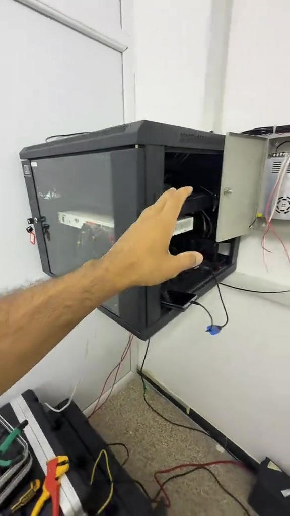 بعض النصائح  احم نفسك و احفظ حقك من خلال تركيب كاميرات المراقبة الذكية ! حافظ على منزلك, محلك, شركتك, عيادتك من خطر السرقة او المشاكل المفتعلة. ✅ نوفر كاميرات مراقبة من مختلف البراندات والنوعيات. ✅ خدمة صيانة و تنصيب الكاميرات. ✅ يوجد خدمة توصيل/ نقليات لجميع انحاء العراق. للتواصل: واتس اب: *********** واتس اب: *********** العنوان: بغداد/ الكرخ/ حي الجهاد #dahua #Aswar #Hikvision #cvv #security_camera 
