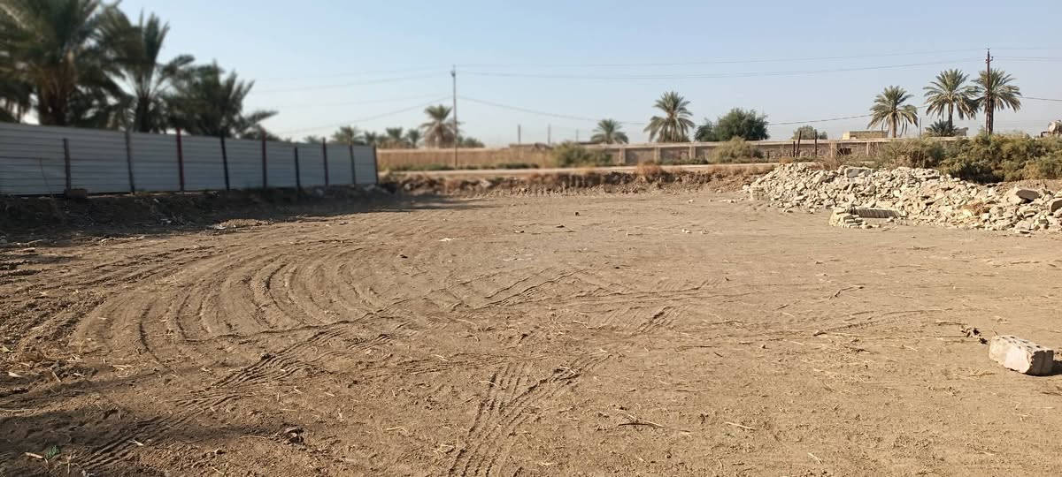 قطعه للبيع المساحه 1000الواجهه 25والنزال 40متوفر كافة الخدمات ماء +كهرباء+خط مولد شارع بصفهاا مي الاساله بيها كل شي متوفر بيها للاستفسار الاتصال ***********
