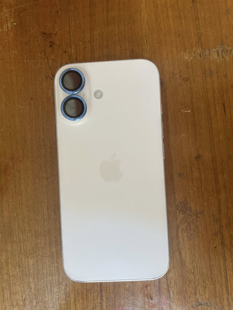 آيفون 16 عادي ذاكرة 128 البطارية 90 مشحون ٣٨١
فقط خدوش بسيطه مكفول وتر 
السعر ٧٥٠. وبيه مجال بسيط فقط وياه الكيبل الأصلي 
كارتون ضايعه 
مكان بغداد 
***********
