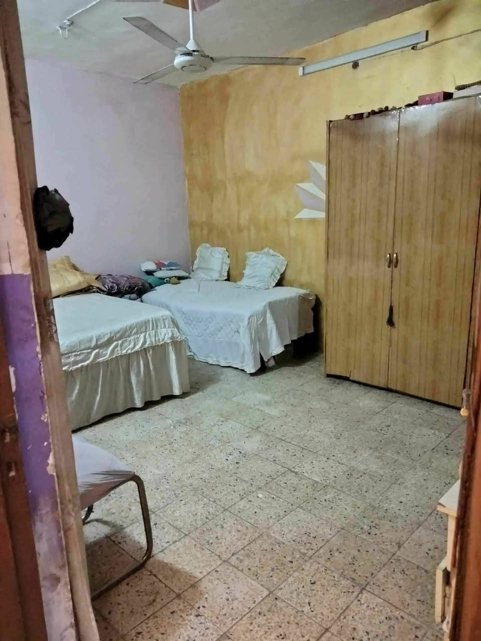 سلام عليكم بيت للبيع المكان المحموديه السوق شارع الاطباع فرع صيدلية الغايه فرع المصلاوه المساحه 128متر ملك صرف طابقين الارضي يحتوي على استقبال وهول وساحه درج ومطبخ وغرفه نوم كبيره وصحيات داخليه وخارجيه والقاط الثاني يحتوي على غرفتين كبار / السعر 120 وبي مجال /التواصل على الرقم /***********متواجد واتساب والرقم الثاني/ ***********
