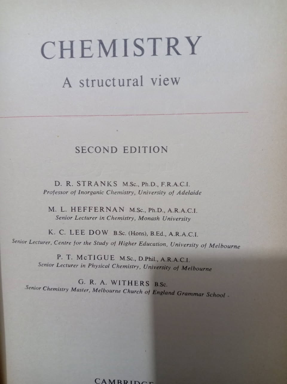 الكيمياء : من وجهة نظر بُنيوية.
نخبة من العلماء الانجليز و الاستراليين.
السعر ٨
يوجد توصيل لكل انحاء العراق
الحجز على الخاص او واتساب ***********

يتناول الكتاب علم الكيمياء بشكل اكاديمي واضح و يتدرج في مناقشتها في واحد و ثلاثين فصلاً ، و بعض كلمات و اشكال الكتاب ملونة بالاحمر ، الكتاب مطبوع في مطبعة جامعة كامبرج الشهيرة ، و هو ما زال يحتفظ بأغلفته الاصلية منذ العام ١٩٧٠ .
