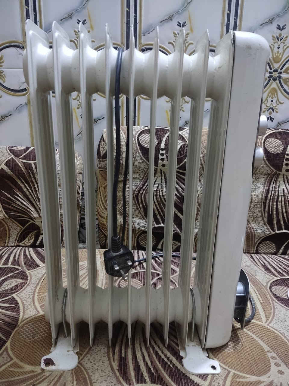 سلام عليكم صوبة زيتية للبيع شغالة كلشي ما بيها 8 ريش
المكان نجف حولي شارع 30 السعر قيم وخض 
الستفسار ***********
