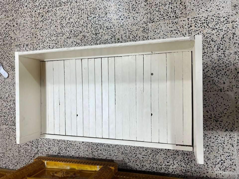 تخت طفل للبيع متر و 5 سنتم الطول
العرض 57 سنتم الارتفاع 70 سنتم نظيف كلش 
السعر ٤٠ الف تواصل *********** بيه واتساب
