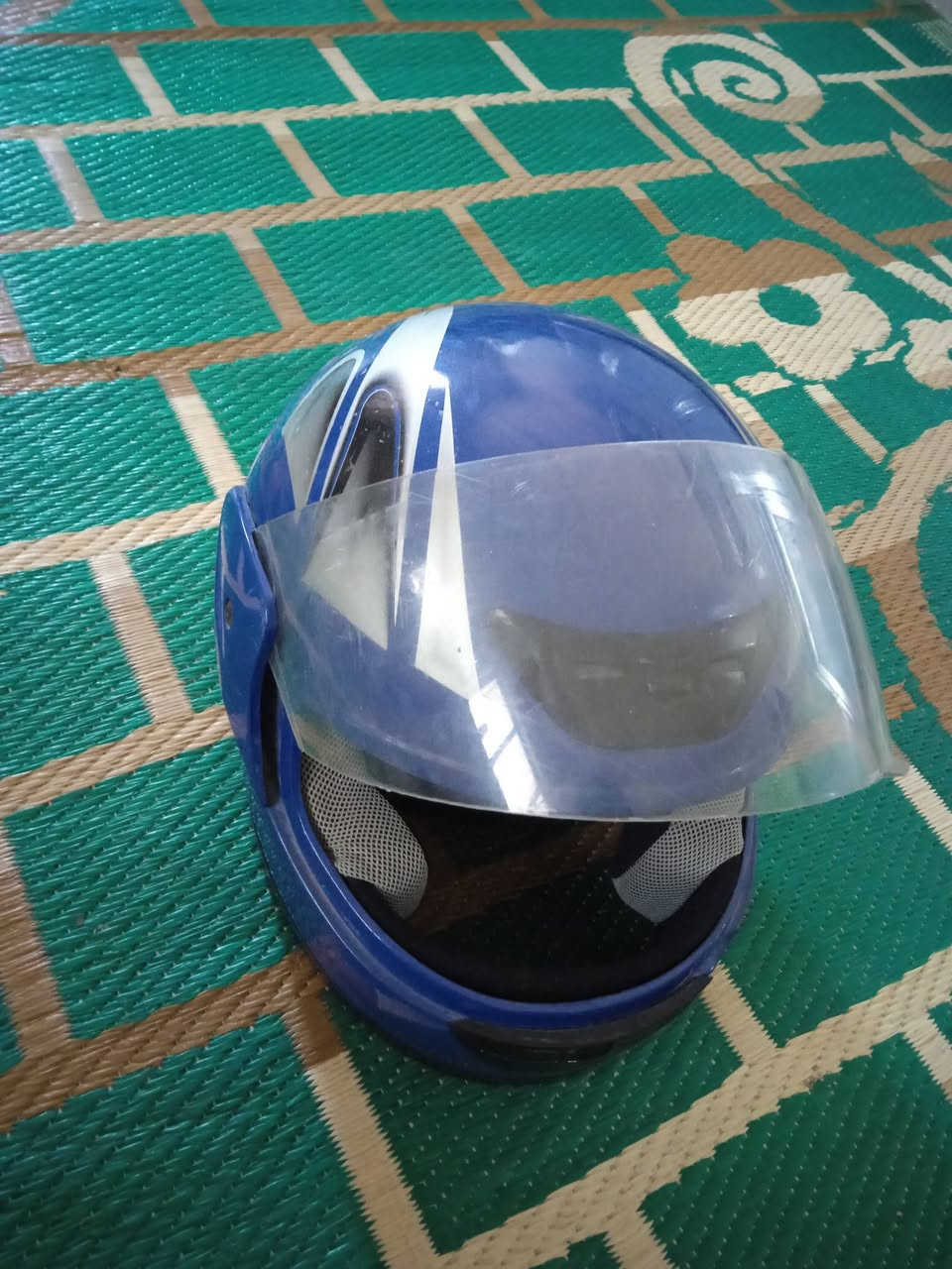 سلام عليكم خوذه لبيع لون ازرق سعر 65 وبيه مجال الاصليه عنوان حله بكرلي القديمه يم مخبز ليمونه رقم الهاتف ***********
