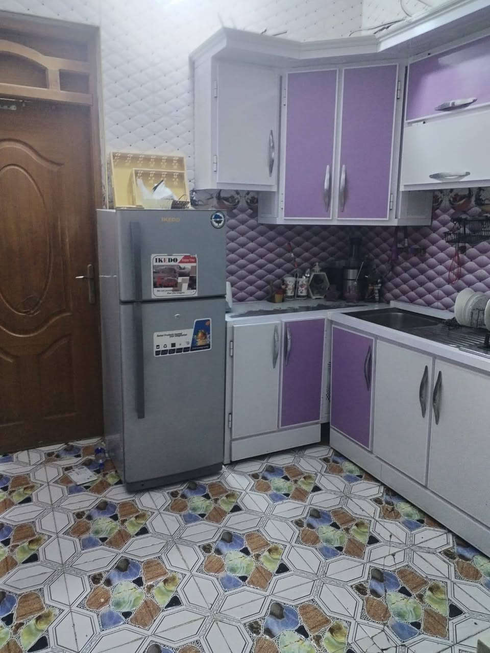 سلام عليكم بيت للبيع حي الجامعه قرب معمل الخياطه بيت رقم معامله بسمي كامله 100متر طابق ونص غرف ثنين صاله ثنين وديوانيه ومطبخ وصحيات ثنين سعر خاص *********** بناء 2018
