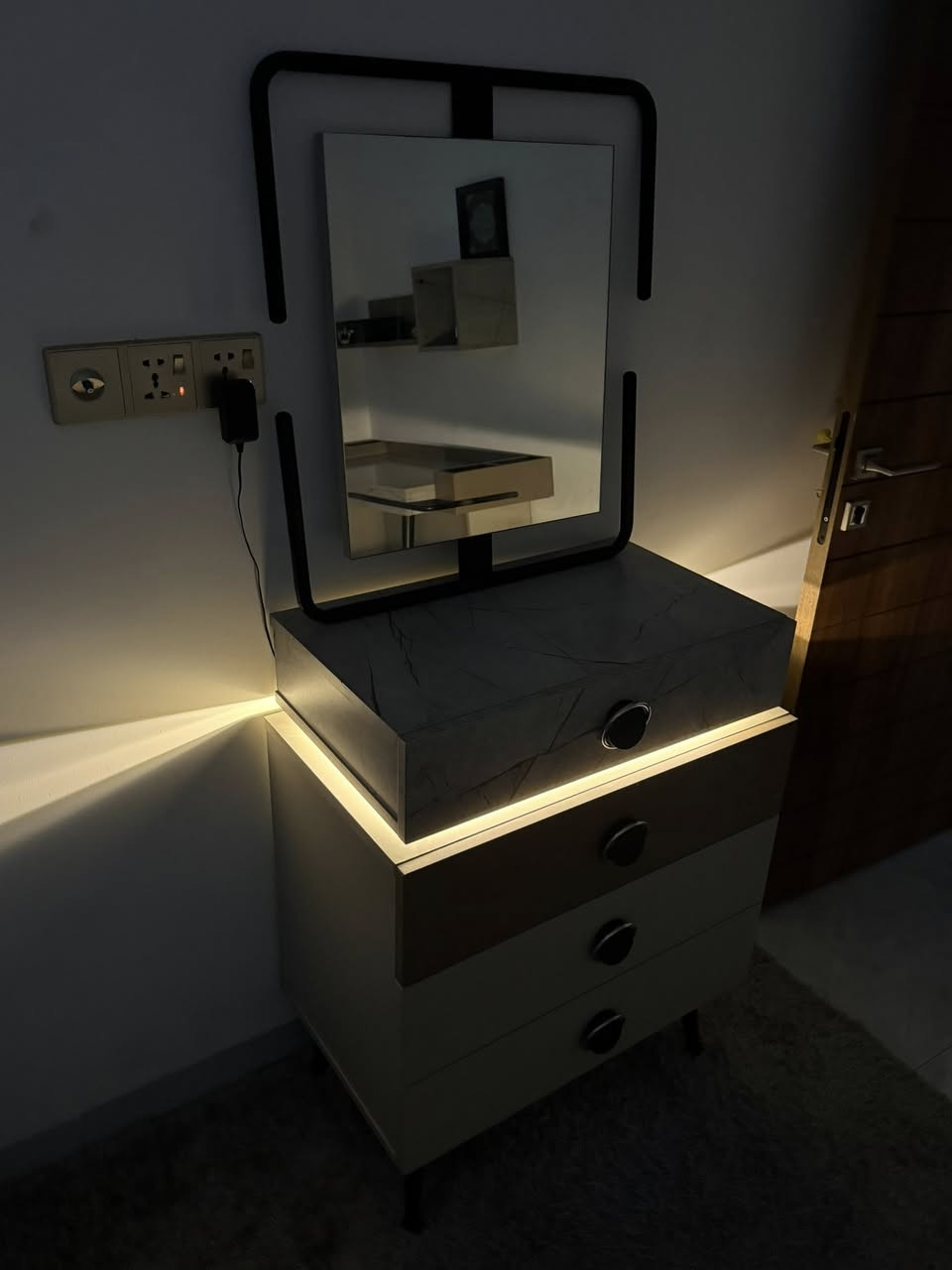 السلام عليكم ♥️
غرفة تُركية نضيفة جداً للبيع 🇹🇷.
الغرفة نفر ونص مو نفرين‼️
7 قطع ولا شخطة بيهن 
سرير نفر ونص 
كنتور سلايت كبير
ميز للدراسة و رف مُعلق
مكتبة للتحفيات وتحتوي على خانة كبيرة ومجرات عدد ثنين
ميز تواليت ومرايه خاصة بي
كومدي تيبلام الى جانب السرير 
القطع جداً نضيفة واستعمال شخصي تجي بعينك وتشوف
للتنويه …
ميز التواليت يحتوي على انارة داخلية خاصة بي
وكذلك الكومدي بداخله اناره خاصة 
كما موضح ب الصور ✨
الغرفة من Home senter هوم سنتر الي صاير ب العرصات والكل يدري القطع مالته تخبل ودرجة اولى
ب هوم سنتر اربع قطع جانت معروضه ب مليون وثلاثئمة وخمسين دينار بدون الاضافات ‼️
 ومع الاضافات (مليون و850 ) ‼️
عارضه للبيع الـ7 قطع كلهن ب 650 ألف دينار !
وبيها مجال بسيط جداً حك جية
بيع مال استعجال وتفوتك وفول نضافة عينك وتشوف.
الموقع بغداد - الكرادة داخل
للتواصل واتس ***********📞📱.
