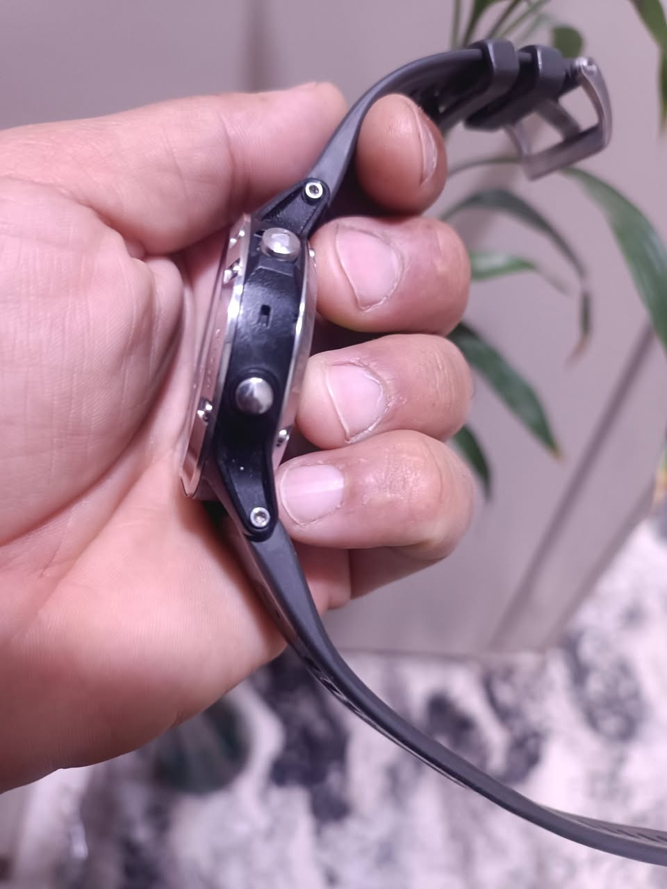 #الفضل الله وصول وجبه من ساعات كارمن
ساعة Garmin fēnix 5 ساعة رياضية ذكية متطورة مصممة للعسكرين والمدني وللرياضيين والمغامرين، وتتميز بهيكل قوي وقدرات تتبع دقيقة لنظام تحديد المواقع العالمي (GPS) ومعدل ضربات القلب. 
Garmin 
المواصفات الفنية (للطراز القياسي)
وفقاً لموقع Garmin.com و Phonetradr:
الشاشة: شاشة ملونة مقاس 1.2 بوصة بدقة 240 × 240 بكسل، واضحة تحت ضوء الشمس.
البطارية: تدوم حتى 14 يوماً في وضع الساعة الذكية، وحتى 24 ساعة في وضع GPS.
المتانة: مقاومة للماء حتى عمق 100 متر (10 ATM)، مع إطار من الفولاذ المقاوم للصدأ.
المستشعرات: تشمل نظام GPS وGlonass، ومقياس ارتفاع بارومتري، وبوصلة إلكترونية، ومستشعر ضربات القلب من المعصم. 
Garmin Malaysia
Garmin Malaysia
 +4
الميزات والوظائف
تتبع الرياضات المتعددة: تدعم أنشطة مثل الجري، السباحة، ركوب الدراجات، التزلج، والجولف.
إصدار السافاير (Sapphire): يتوفر في بعض الطرازات عدسة من كريستال الياقوت المقاوم للخدش، بالإضافة إلى تقنية Wi-Fi للمزامنة التلقائية.
الإشعارات الذكية: تتيح لك استقبال تنبيهات البريد الإلكتروني، والرسائل النصية، والمكالمات الواردة عند ربطها بهاتفك. 
يدعم خرائط العراق واللغه العربي نظافته 99


**إذا كنت صاحب هذا الإعلان وتريد حذفه لأي سبب، رجاءا أرسل رسالة إلى الدعم الفني**