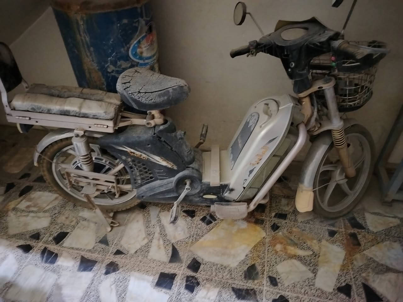 مابعد السلام دراجه شحن للبيع كامله وشغاله سعر ١٥٠ بيها مجال ***********
