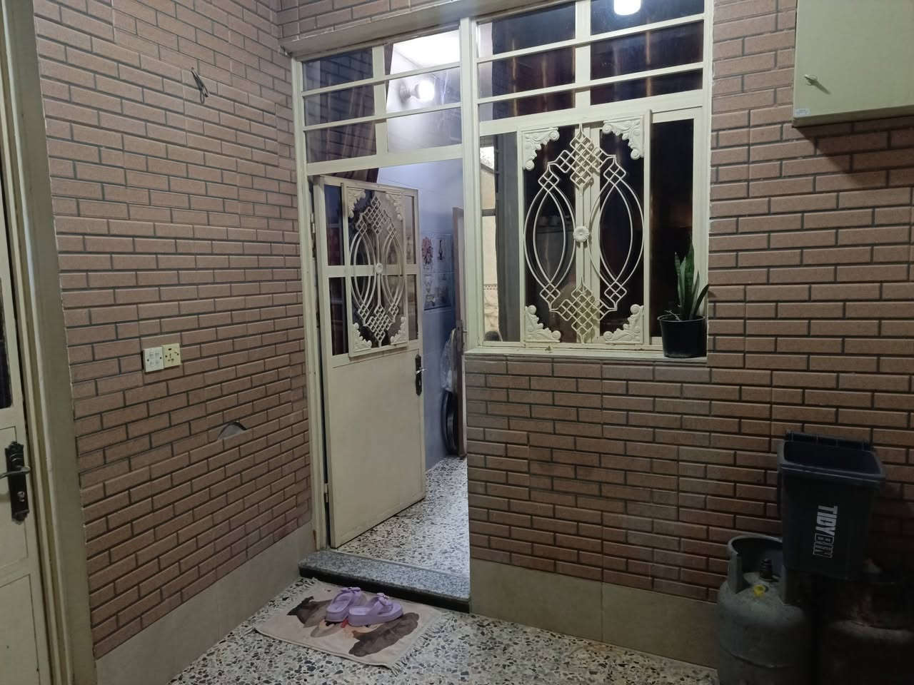 سلام عليكم بيت للبيع مساحه 117متر ستقبال وصاله ومطبخ وحمام عدد 2 و غرفتين ووترك عدد 2نوم قاط واحد سطح شتايكر البيت جاهز مجاري تبليط مي كله شبكه جديده عنوانه دور صحه الأولى الي مقابيل شمالية البيت طابو زراعي قرار 25 سعره 105وبي مجال شي قليل الاتصال على الرقم *********** غير متواجد على الفيس فقط واتساب بي
