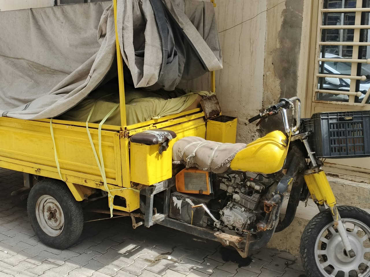 سلام عليكم ستوته للبيع ام تي ار بدون اوراق  كير محرك اكسل نضيف  بيها سقيفه مسويها مال ملابس جان سعر 500 وبيها مجال مكان كراده شارع صناعه قرب جامعه التكنلوجيه ***********
