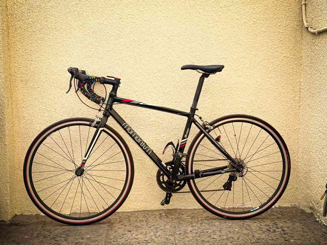 السلام عليكم 🫡♥️
رود ماركة momentum الغنية عن التعريف
فئة من فئات شركة جاينت
على وضع الشركة بلاديه بدون اي نقص
جديدة بمعنى الكلمة 

معدن الفريم // المنيوم بالكامل🔥
قياس الفريم // 50cm
نظافة الفريم // 99‎%‌‎

سيت الدراجة // شيمانو تورني SHIMANO TOURNEY
كامل بدون اي نقص + نظافه فول

ويالة الدراجة // ماركة Alexrims طبقتين لتحمل الوزن والطسات + نظام بولبرن

السعر💵 // 300 وبيها مجال
العنوان🏠 // بغداد - حي القاهرة
للاستفسار على الماسنجر او الرقم
***********
