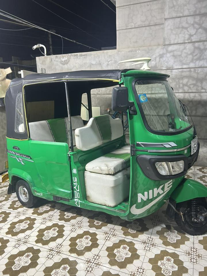 السلام عليكم TVS رقم وسنويه بغداد تحويل مباشر شوكت ميعجبك احول مكفوله من الضربه والصبغ مبدل بيها فقط بستم الباقي كفاله تجي تفحص وتقتنع وتاخذها مدوشمه وجاهزه كبل للشارع السعر 7,250 سبعه وربع وبيها مجال الشراي يتصل 
واتساب ***********
مكاني بغداد المحموديه
