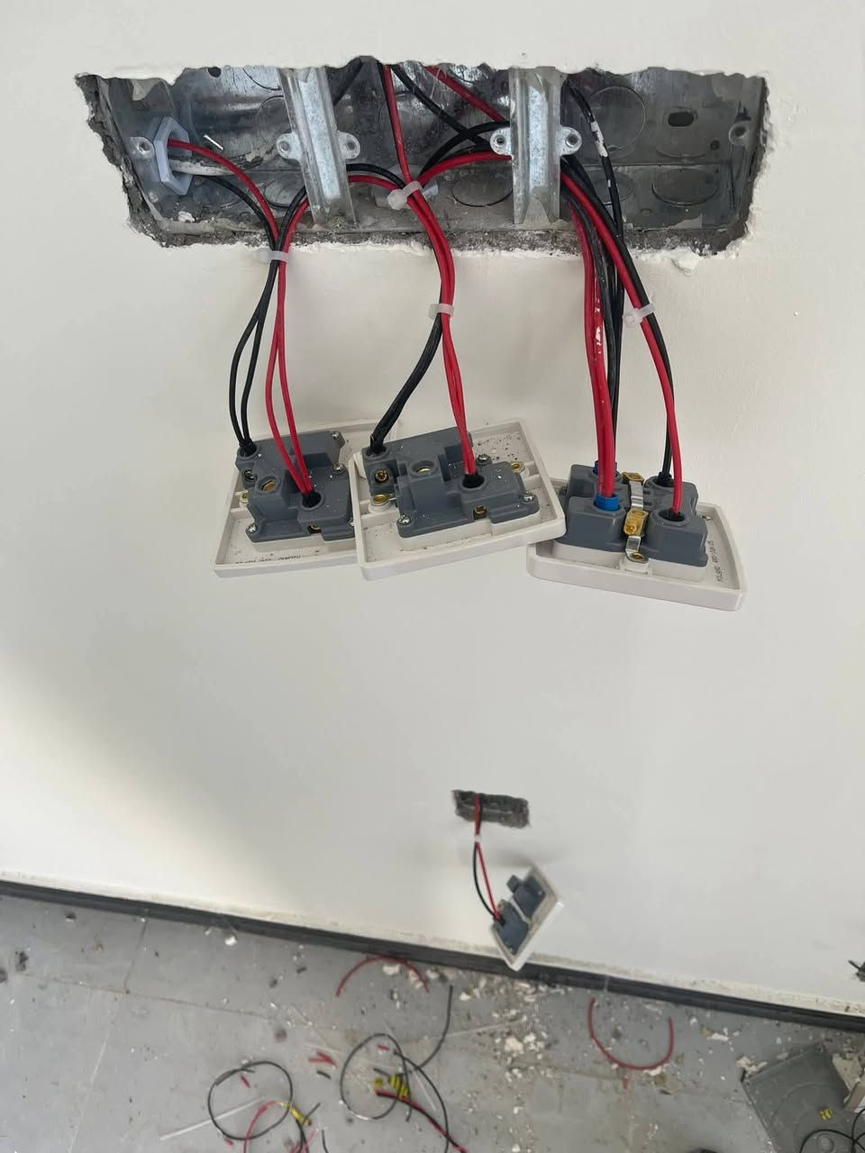 تأسيس كهرباء عمل درجة اولى
النقطه السيمز 3 آلاف
البوري 5 ونصف
عمل درجة اولى والتزام العمل داخل النجف فقط
العمل مجانا للفقراء والغير متمكنين واني خادم
***********
