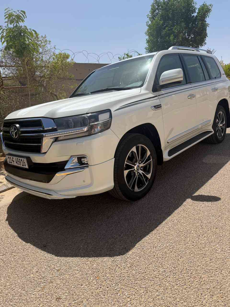 سلام عليكم
لاندكروز GXR 2020 (ساز اصلي) 

السياره كفاله من الصبغ والتبديل 

ماشيه 62K

  

رقم بغداد  تحويل مباشر ب اسمي السيارة

فول مواصفات

سلايد روف وبصمة 

كراسي كهرباء 

كشنات جلد 

شاشات كبيرة بلاد 

حساس خلفي وامامي 

جنطة كهرباء 

تحكم ستيرن جهتين

مري شفط 

 تشغيل عن بعد 

اشاير ترحيب

حساسات امامي وخلفي 

شاحن لاسلكي( واير ليس ) 

  8 ايرباك 

دبل ماوس 

كامرة خلفية 

نظام ABS 

ثلاجة 

لايت زنون كشافات

ويل كب كروم حجم 20

حجم المحرك: 6 سلندر

بصمات عدد 2

زراك لايت

عده وغراض الشركه وبصمات على وضع الشركه

مكاني السياره بغداد صالحيه

السعر 575 بيه مجال

***********
