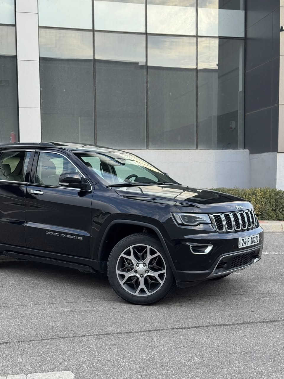 سعر مناسب جدا
جيب كراند شيروكي  مديل 2020 ليمتد خليجي وكالة هارلم 

فول مواصفات بصمة 6 سلندر فورويل 

( كـلـيـن تـايـتـل )    

المحرك : V6.  3.6L . 

العداد :  73 mi  

المواصفات : 4x4

* قيادة ذاتية عند المنعطفات. 

* رادار امامي مع مانع تصادم . 

* تحذير الخروج عن المسار . 

* مستشعر نوم السائق مع نظام التوقف الآلي 

* تحذير النقطة عمياء

* شاحن موبايل وايرلس 

* ⁠تبترونيك كير بالستيرن

* ويل كب بلاك توب قياس  19 انج ..  

* كاميرة . 

* المصابيح الأمامية زنون 

* دخول ذكي. . 

* تشغيل عن بعد .

* الصندوق الخلفيي كهربائي

* حساسات خلفية  .

* مكيف خلفي مع وحدة تحكم منفصلة . 

* تدفئة كشنات + ستيرن +تبريد

بانوراما. 

* مانع تصادم خلفي 

* محدد سرعة . 

* نظام التشغيل والاطفاء الاوتوماتيكي .

* نظام بريك اوتماتيكي
***********
***********
