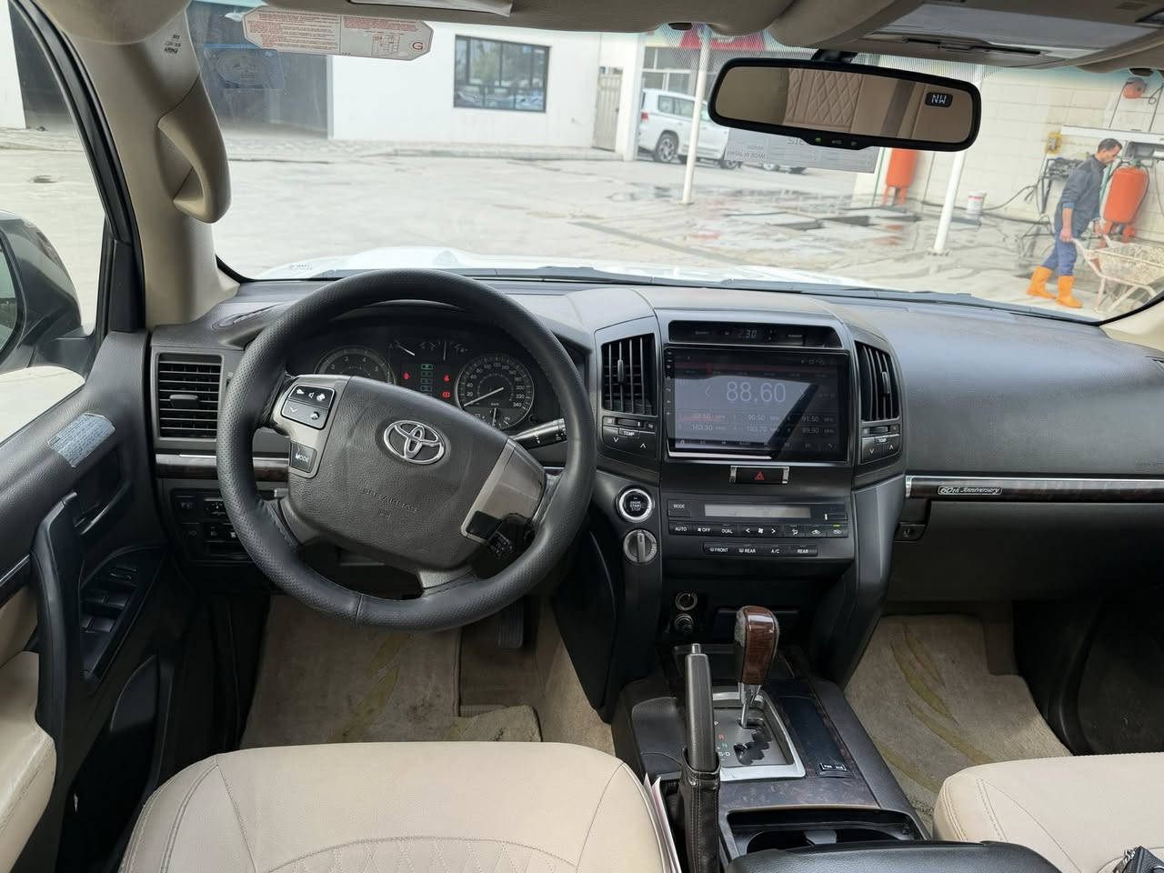 السلام عليكم لاندكروز ٢٠١١ ستينيه
فول  8 سلندر  فتحه  كشنات كهرباء 
مكفوله كفاله عامه 
مكان سياره بغداد السيديه 
للستفسار ***********
