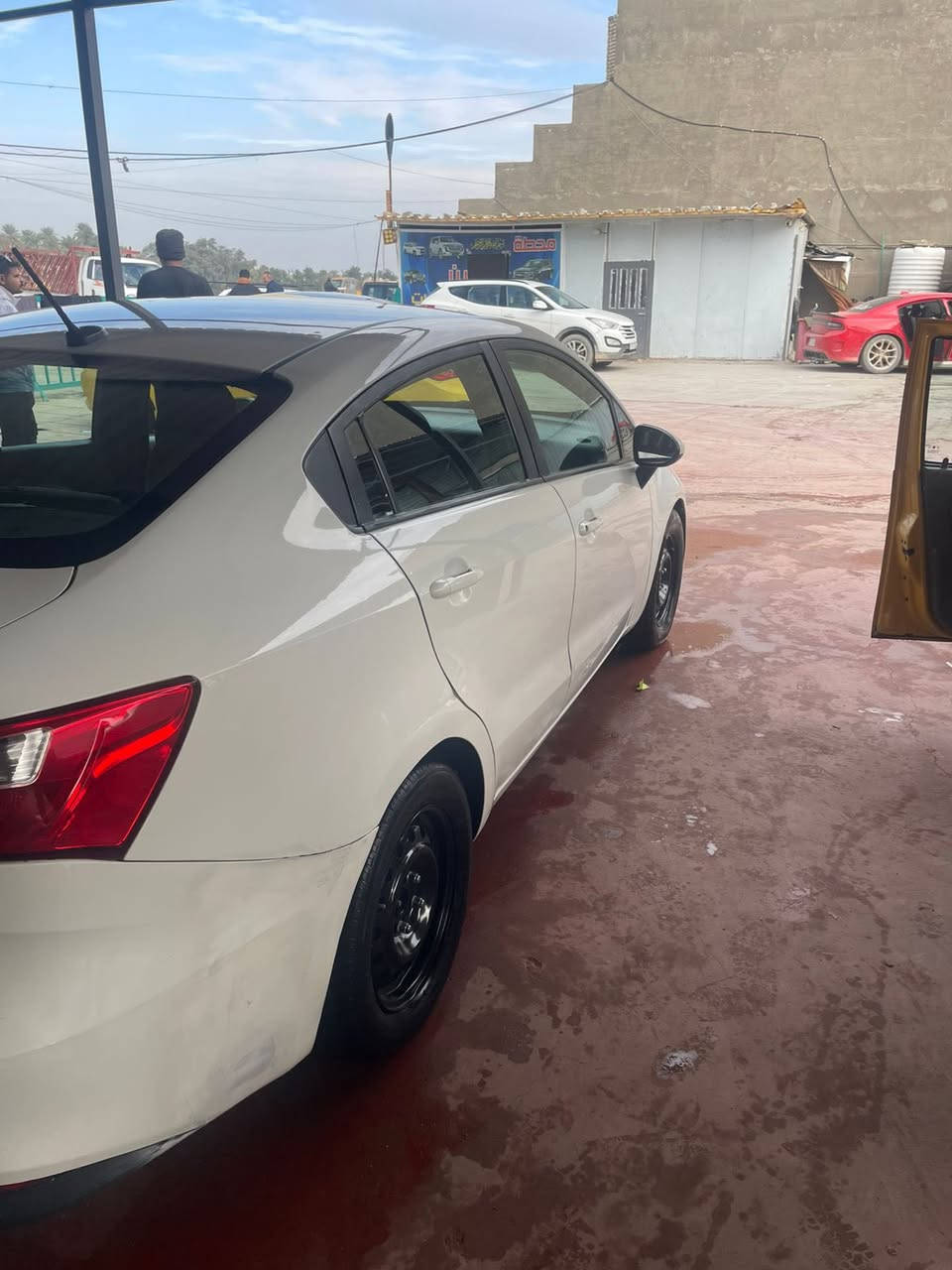 السلام عليكم كيا ريو ٢٠١٦ حادثها بس دعاميه وبيها تكحيلات بسيطه مكينه ١٦٠٠ مواصفات نص فول السياره جاهزه وحلوه مكاني بغداد زعفرانيه 
السعر ٩٣ ماشيه ٨٦ ميل تدفئه تبريد شغال ماناقصها شي جاهزه وحلوه 

***********
