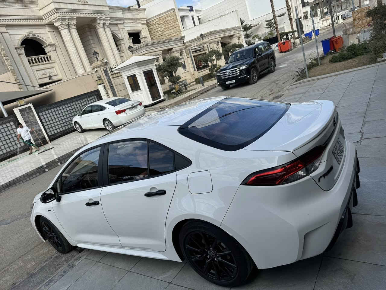 السلام عليكم 
كورلا 2025 S Black edition فول للأخير 
ماشية 18الف
بأسمي السيارة هزة وسنوية جدد تحويل مباشر
مواصفات الفول معروفة كشن كهرباء داخل احمر سبايدر خلفي رادار فتحة سايد بريك دكمه وقوف ذاتي ثلاث مودات قيادة
السيارة صار بيها طخة بدلت جاملغ نفس الون وبيها بارد بالبنيد جداً قليل مثل ما موضح بالصور 
موقع السيارة: المنصور _ الأميرات
السعر: 160 وبيها مجال
رقم الهاتف: *********** متواجد واتساب
