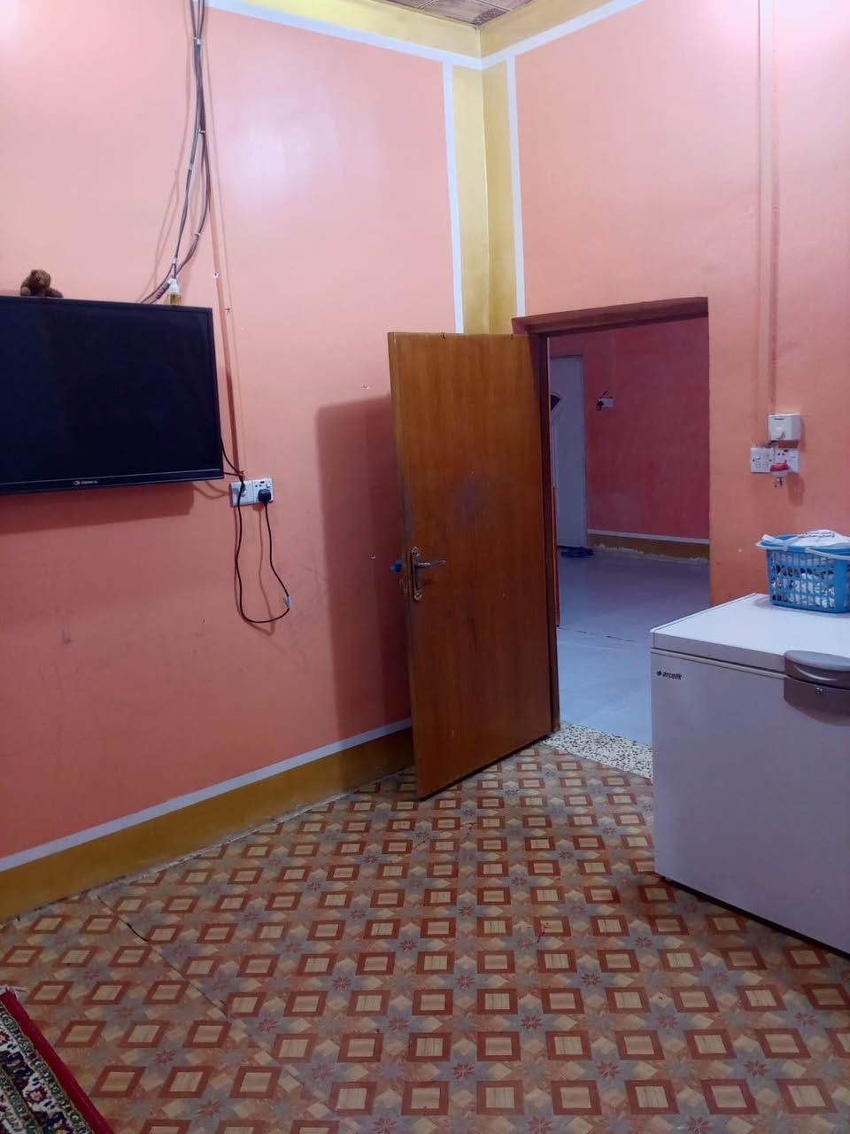 السلام عليكم دار للبيع   مساحه 250 بالدور الدار يتكون من  غرفتين وصالة جبيرة وبراني وغرفة فوك وغرفه  صغيره خارجية ومخزن موقعه شارع رامي البنجرجي والبناء عكاده السعر 130 بي مجال ***********
