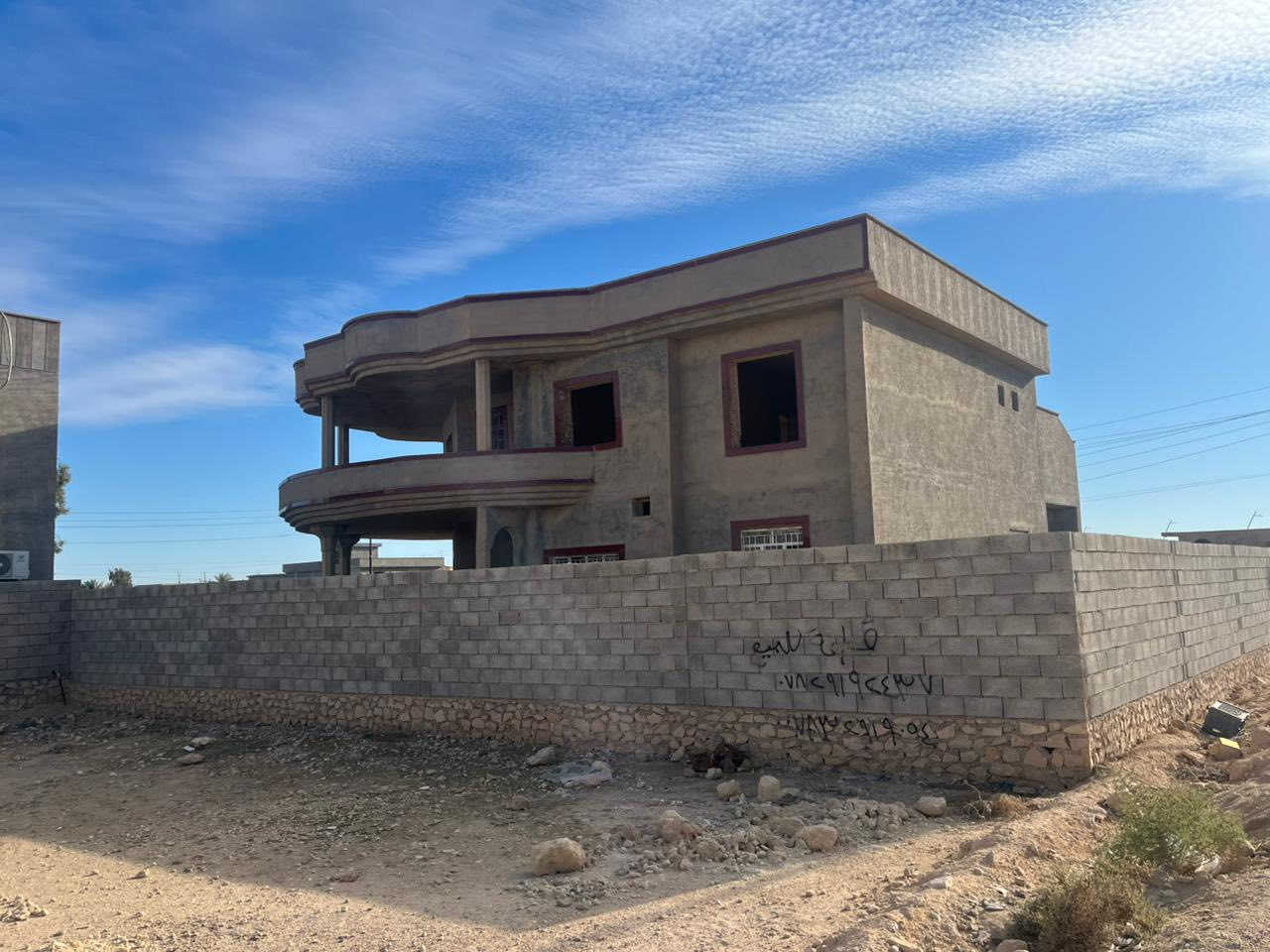 السلام عليكم
دار للبيع 
مساحته ١٠٠٠ م ركن على ٣ شوارع
ناقصه لمسات اخيره ويكمل
مكان الدار بلقرب من ديوان معالي الوزير خالد البتال
للاستفسار التواصل على الرقم ***********
