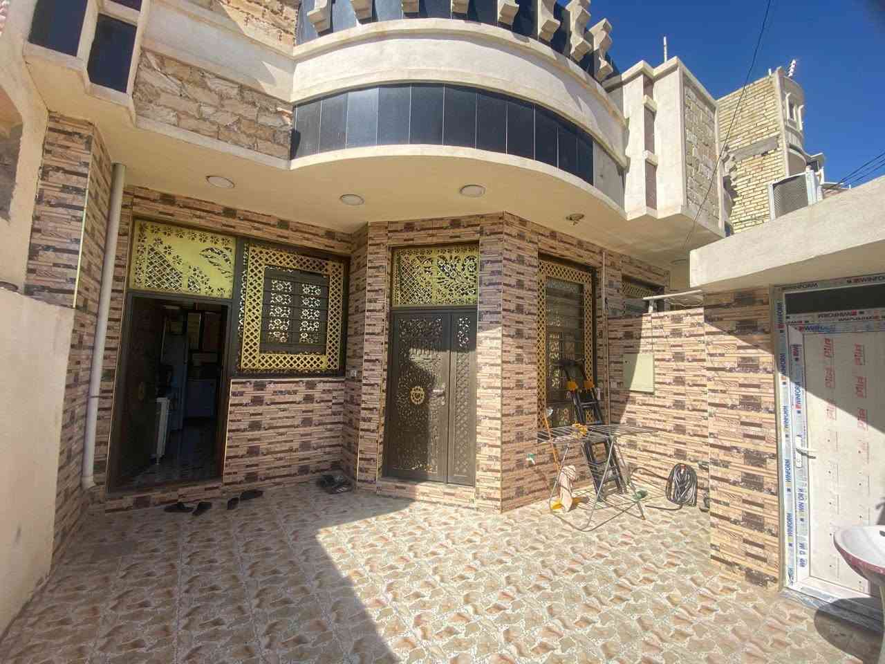 السلام عليكم
يوجد بيت للبيع بناء 2022
 رقم العقار /17976
الفلوجه حي الشهداء قرب جامع الهجرتين 
ثالث بيت عن ركن وشارع 20 

الشارع 10 مقابيله ساحه خضراء مستقبلاً

مساحه 125 وجه 6  وربع يتكون من طابق ونص

الطابق الارضي  كراج + صحيات خارجيه + استقبال + مطبخ + صاله + غرفه + صحيات داخليه + مناور 2 

الطابق الاول.  غرفه + صاله + صحيات 

بأسم شخص 
 
للستفسار اكثر الاتصال ***********
