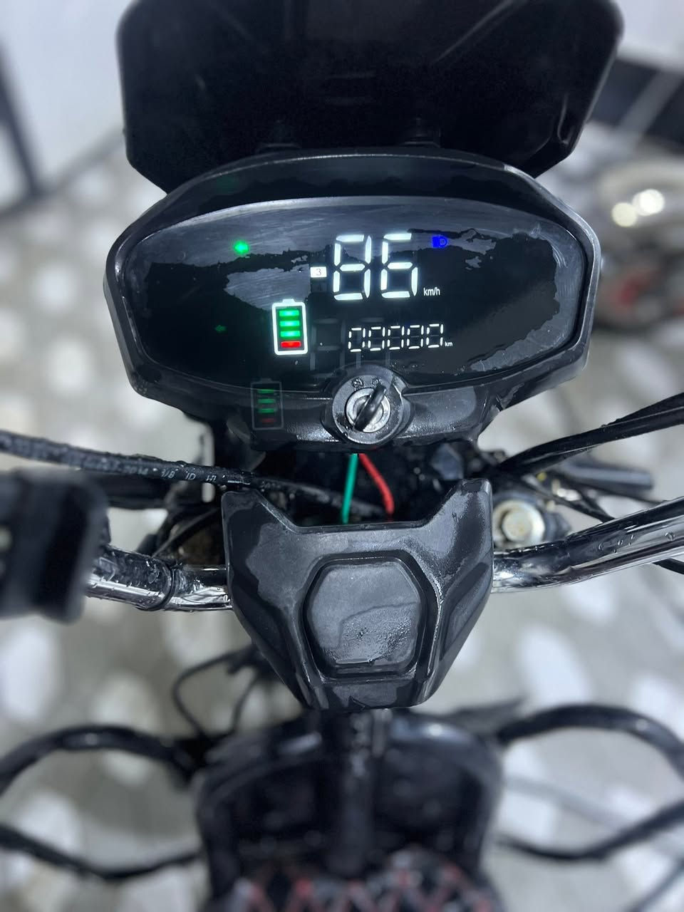 السلام عليكم
دراجه نوع جبلي موديل2024 
دراجه نضيفه وكهربائيات كلها شغاله
3نمر نضام الR
بطاريات منتفخه بسبب انو متروكه فتره 
بصمه ضايعه
***********
