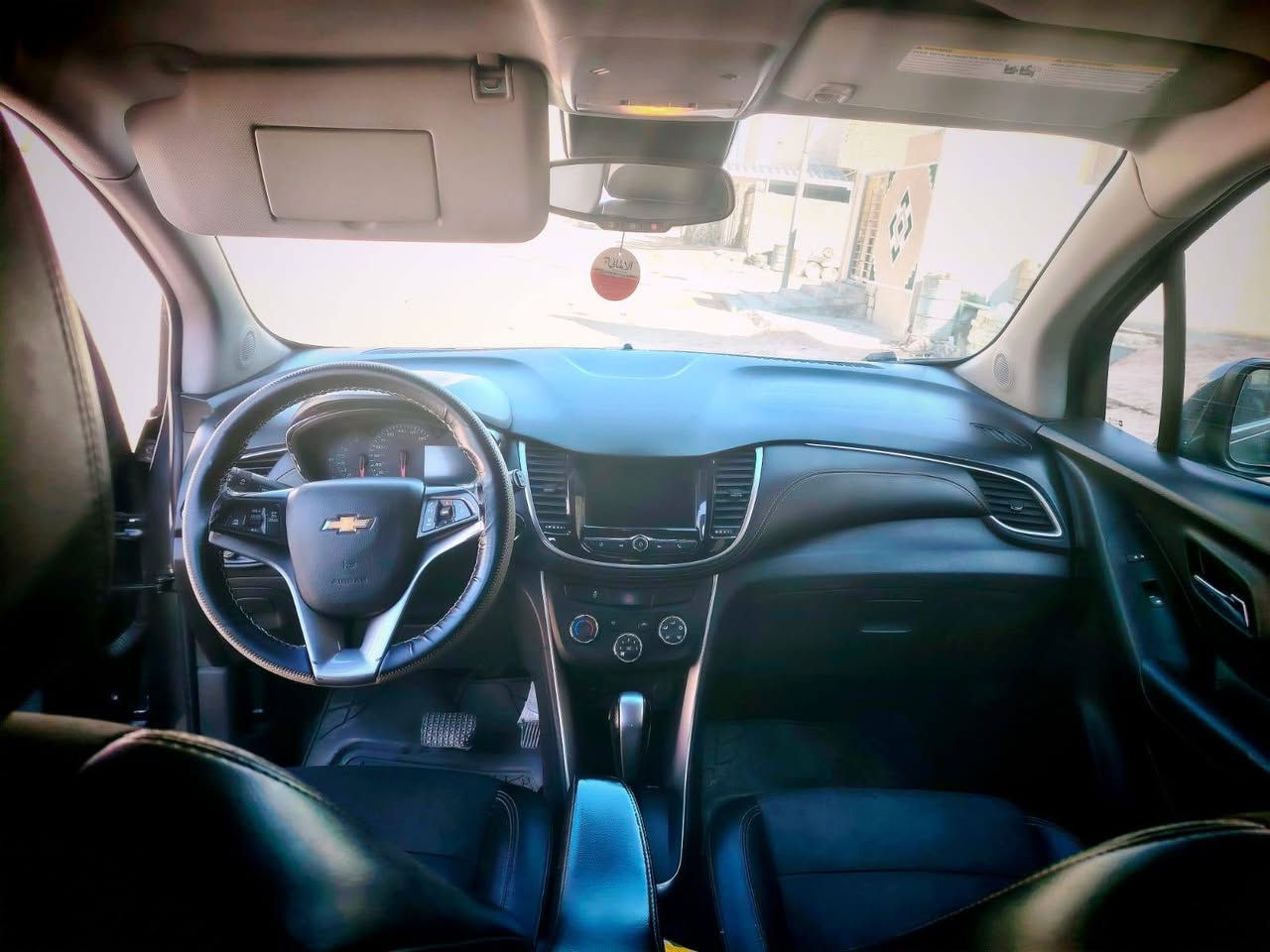 #للبيع_أوالمراوس
🚗 للبيع: شفروليه تراكس 2018
📍 مكان السيارة: كربلاء المقدسة
💰 السعر: 110 ورقة – قابل للتفاوض
📊 المسافة المقطوعة: 80000 مايل
🛠️ المحرك: 4 سلندر – 1500cc توربو

⚙️ المواصفات:
• مقاعد جلد مطعّمة بمخمل
• تحكمات ستيرن
• شاشة كشف الأعطال
• شاشة عرض وسطية تدعم Apple CarPlay و Android Auto
• بصمة تشغيل
• بصمات أبواب
• بصمة صندوق
• والعديد من المواصفات الأخرى

⚠️ أضرار السيارة:
• وارد أمريكي
• تبديل البنيد فقط
• تعديل بارد في باب السائق
• صور الحادث مرفقة مع الصور

📌 تفاصيل إضافية:
• رقم السيارة بغداد مشروع وطني
📞 للتواصل واتساب: ***********
