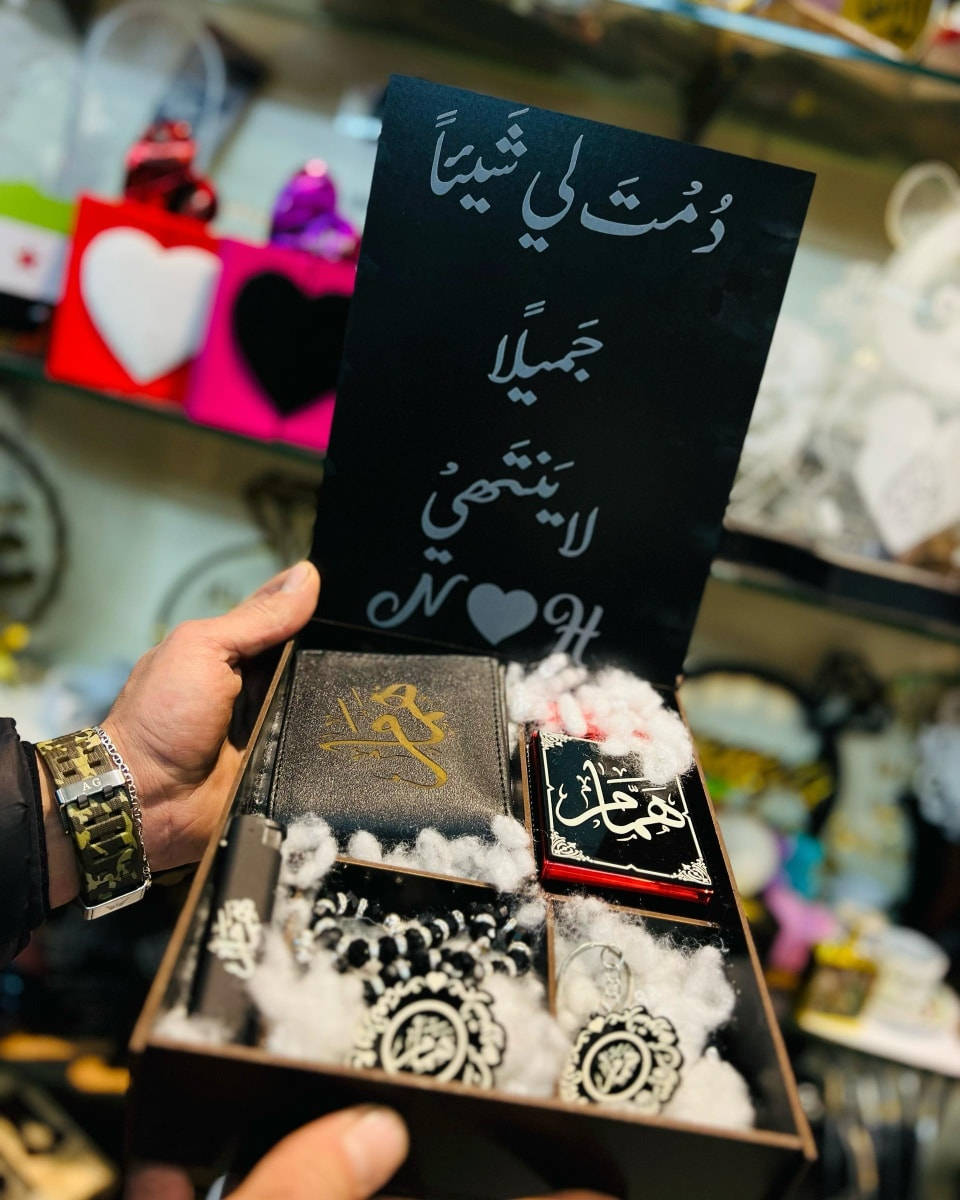 عيد الحب قرب وبلشنا  استلام طلبات حجز الهدايا لتوصل بالوقت الصح 
ودائما منحتار بهدية الشب لهيك عملنالكن 
*بوكس قلاب*
محتوياته
عطر شرقية 
جزدان وسط 
مسبحة بلكسي 
بورتكليه بلكسي 
قداحة 
لتواصي ع بريد الصفحة 
من جميع دول العالم الى دمشق وما حولها 
 #عيدالحب #هدايارجاليه #هدايا #هدية #الفالنتاين #المانيا #امارات #حب


**إذا كنت صاحب هذا الإعلان وتريد حذفه لأي سبب، رجاءا أرسل رسالة إلى الدعم الفني**