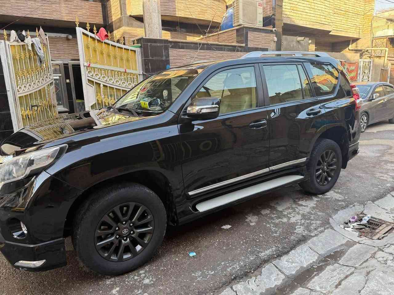 السلام عليكم 
برادو 2016 
رقم بغداد تحويل ثاني يوم 

فئة vx باب اول معروف 
ما يحتاج للشرح 
بيها مكانين بارد 

مكاني بغداد 
***********
