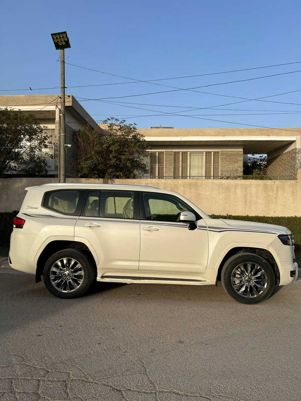 السلام عليكم 🫡 
من رخصة الأدمن المحترم …
للبيع سيارة لاندگروز GXR 
2022 أصل كفالة عامة
فول مواصفات 1/1
معروفه مواصفات الGXR تون تيربو
مكينة وگير تحكمات ستيرن
جهتين مثبت سرعة كشنات جلد حار ☀️
بارد ❄️ كشنات كهرباء تشغيل عن بعد
فور ويل + تو ويل فتحة 7 راكب
رقم السيارة بغداد بأسمي تحويل
في اليوم الثاني 
موقع السيارة بغداد
للتواصل : ***********
السعر :597 $ وبيها مجال .
