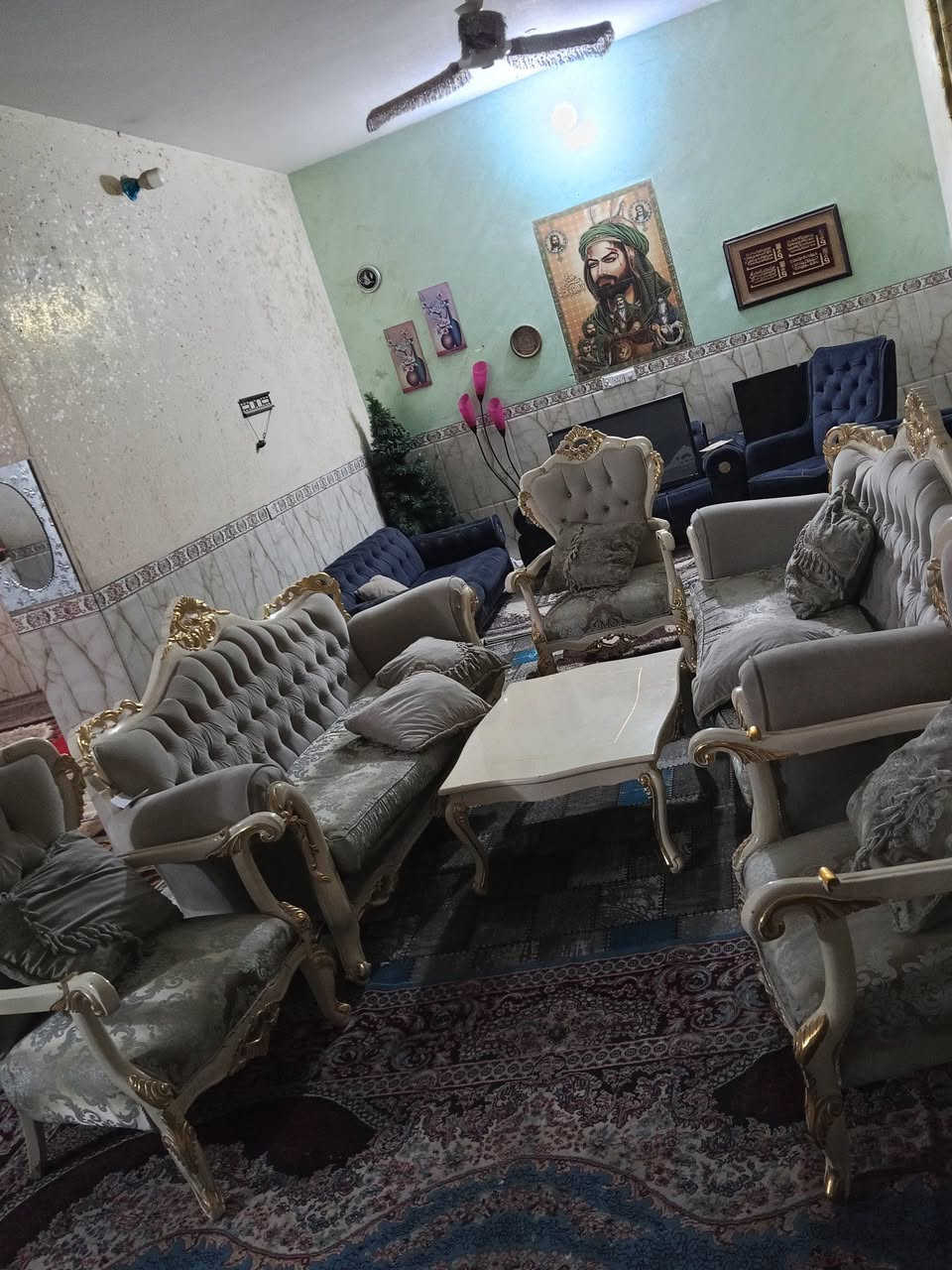 تخم ملكي 9 مقاعد مع طبله وسطيه نضيف جدا مكاني بغداد ***********
