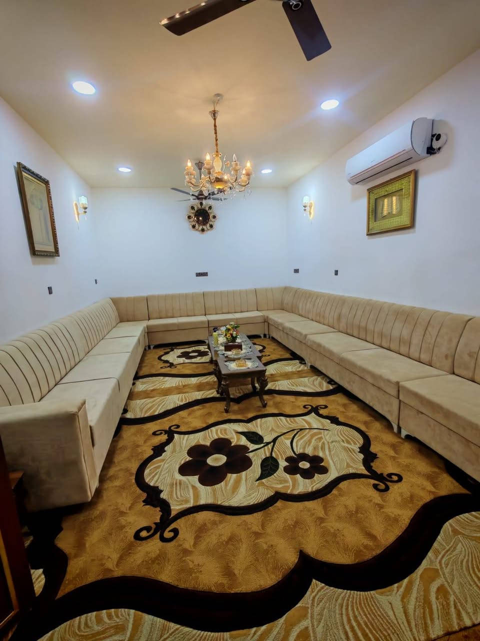 السلام عليكم ورحمة الله وبركاته 
🔴بيت للبيع🔴
📍العنوان / الفلوجة _ حي الشهداء 
منطقة ال24 مقابل بيت ابو الانسوره قرب شارع 60 وشارع 40.
🚧نوع العقار / طابوا صرف سكن تحويل مباشر
رقم العقار /24401
🏗️سنة البناء /2022
🛣️شارع / 15 متر
مقابل المدرسة الصينية والساحة
🏠تفاصيل البيت🏠
المساحة / 180 متر ( واجهة : 8.5 متر ) ( نزال : 22 متر )
🏠البيت طابقين 2 ✅بناء طابوق
بناء و مواد واجهزة درجة اولى 
الارضية كاشي درجة اولى 
كهرباء بوري 

🏠الطابق الاول/ 
1-غرف نوم عدد 2
2-مطبخ حار وبارد
3-استقبال
4-صالة
5-مناور عدد 2
6-حمام عدد 2
7-كراج + حمام خارجي
8-حديقة خارجية

🏠الطابق الثاني/ 
1-غرفة النوم عدد 2
2-صالة كبيرة
3-حمام ومغاسل
———————————————————
💵السعر / 220 مليون وقابل للتفاوض
للاستفسار الاتصال على الارقام او واتساب
***********📞 
***********📞
