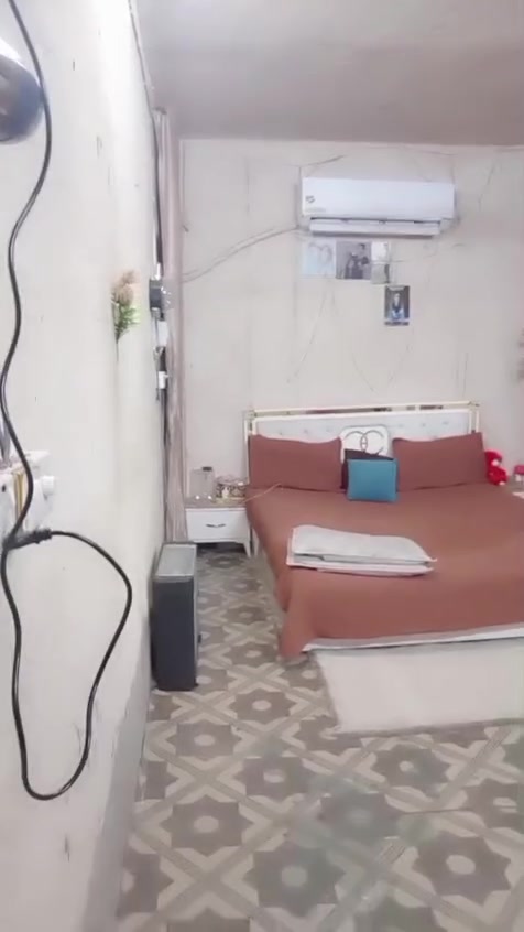 سلام عليكم بيت لبيع المساحه 100متر  يحتوي على غرفه 4+6 وصاله 4+4
مكشوفه وحمام بس مطبخ مكامل طارمه كلش جبيره 
العنوان شارع المطار بجهت االمخازن وره صناعي بظبط 
باسمي مكاتبه نفس ليوم اسويلك بيع مستعجل 8ملاين 
***********
