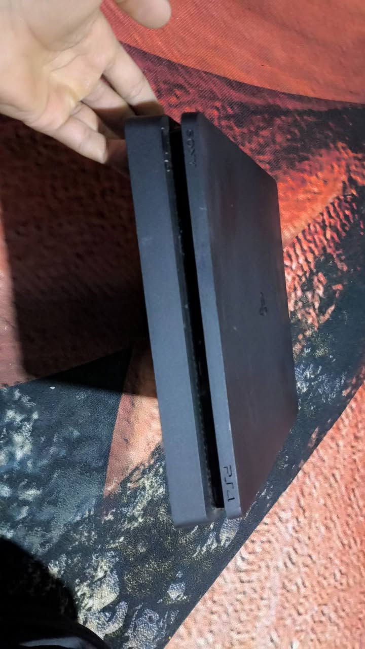 سلام عليكم من رخصت الدمن متاح بلي فور سلم مهكر قرص  نضام 12.2 ذاكره500 كامل  لك ستيكر مداخل تصليح نهائين ملحقات معة 4جوستكات بس وحده يرادلهة تصليح وتجاريه ولباقيات شغالات ومعا هارد 500 كيكا وستاند ومراوح وحامله اقراص ومعا قرصين كريتوس و جي تي اي فايف وبي8  العاب داخل الجهاز بيس 21 وسيارات وذلاستا وكراش نسختين  وسكليرو وحرب بلاك وبي بعد مساحه تنزيل  مكاني بابل الحصوه حي انتصار  متواجد ماسنجر ورقم *********** ماعندي وتساب
