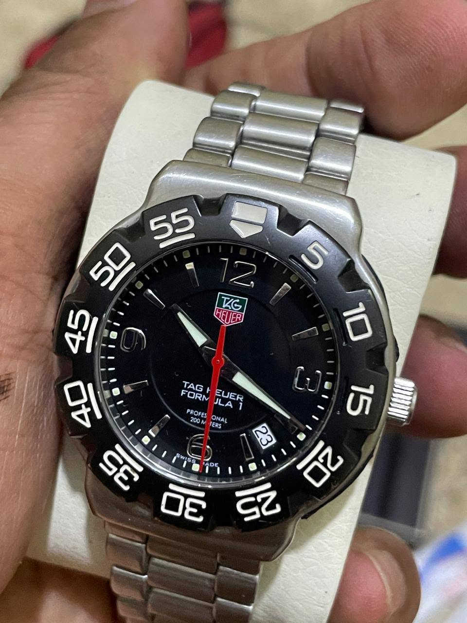 ⌚ للبيع: ساعة TAG Heuer Formula 1 الأصيلة
عشاق الفخامة والرياضة، فرصة مميزة لامتلاك ساعة TAG Heuer Formula 1 (الموديل: WAC1110-0) الغنية عن التعريف بحالة ممتازة ومظهر جذاب 
✨ أبرز المواصفات:
الموديل: TAG Heuer Formula 1 Professional
المينا (Dial): لون أسود فاخر مع عقرب ثوانٍ أحمر مميز ومؤشرات مضيئة.
مقاومة الماء: حتى عمق 200 متر (Diver 200M).
الحركة: كوارتز سويسري (Quartz) دقيق وعالي الاعتمادية.
السوار: ستانلس ستيل الأصلي متين ومريح.
تواصل خاص 📩


**إذا كنت صاحب هذا الإعلان وتريد حذفه لأي سبب، رجاءا أرسل رسالة إلى الدعم الفني**