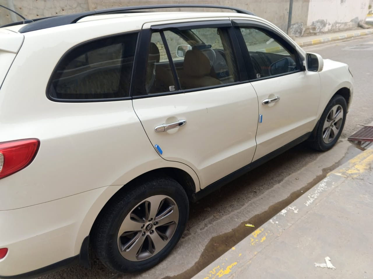 سلام عليكم سيارة سنتافي 2012 رقم اربيل بيهة بنيد مبدل فقط شرط كير ومكينة محرك 4 /2400 مامفتوح بلادي ماشية 300 الف طخم تاير فول مواصفات عدة البصمة تحويل ثاني يوم السعر 155 وبيهة مجال 
لاستفسار ***********
