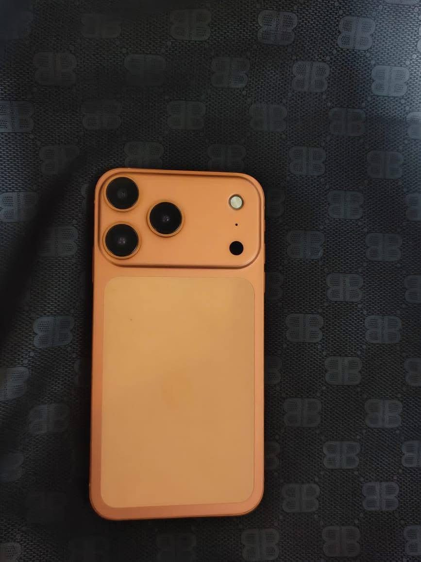 عندي آيفون XR بحالة جيدة للبيع. اللون برتقالي جذاب ويعمل بشكل ممتاز. الإصدار الحالي للنظام هو iOS 18.7.5، والبطارية تعمل بشكل جيد مع شحن البطارية المحسن مشغل. الجهاز متوفر مع ذاكرة 64 جيجابايت ومتاح للاستخدام المباشر.