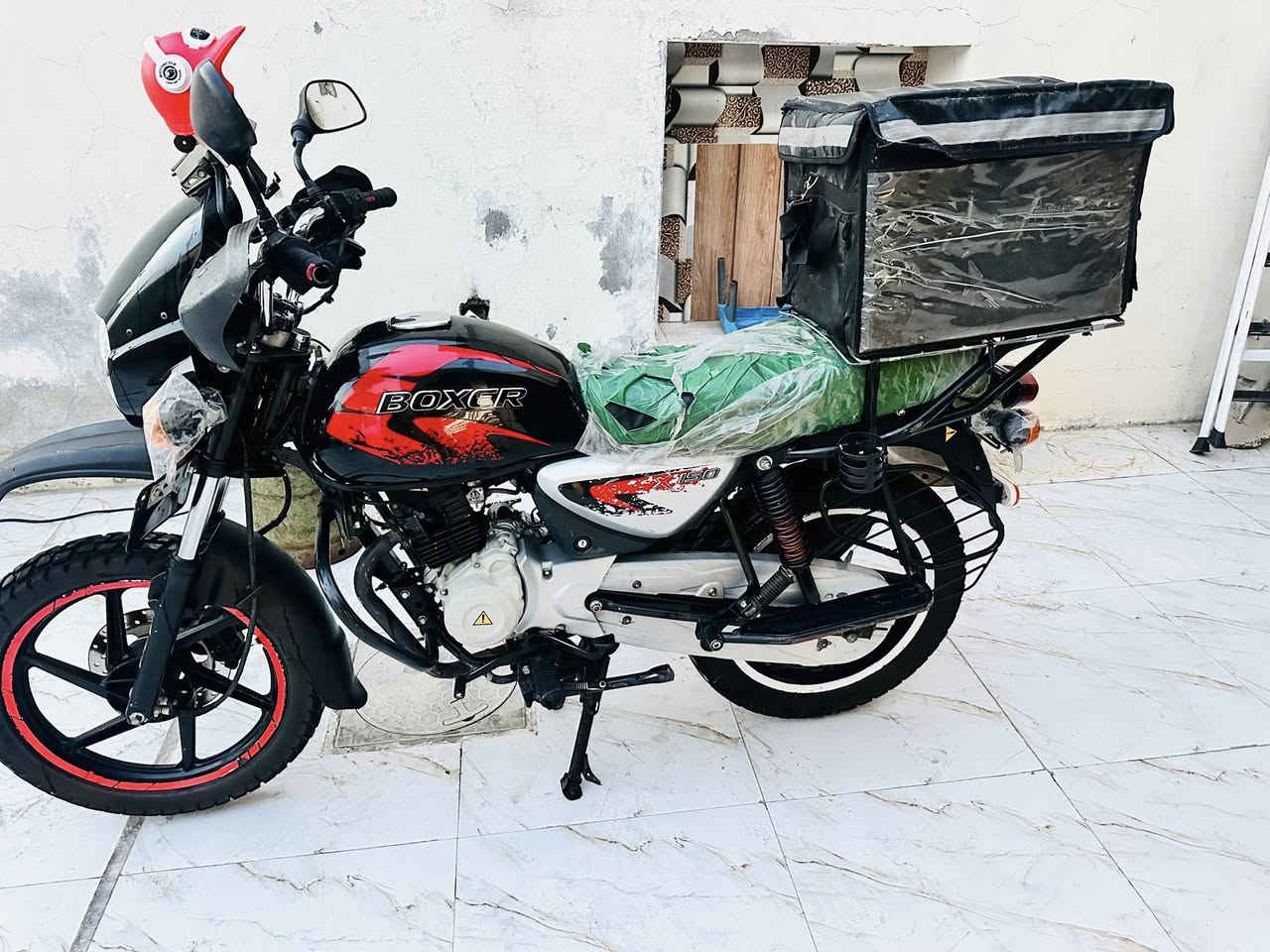 سلام عليكم للبيع بوكسر موديل 23الدراجه جديده ونظيفه بس جانت متروكه الدراجه صارهواي مامشتغل بيهه دلفري مال بيت الدراجه بيهه خيط بخار من وره لاستيك ولف يابس يتبدل 25الف الدراجه حلوه مامتعوبه لا حادث والتبديل شي مكفوله من كلشي 
الدراجه مرقمه تحويل ثاني يوم شرط التحويل 
***********
***********
مكاني بلديات السعر 2400وبيهه مجال حك الجيه
