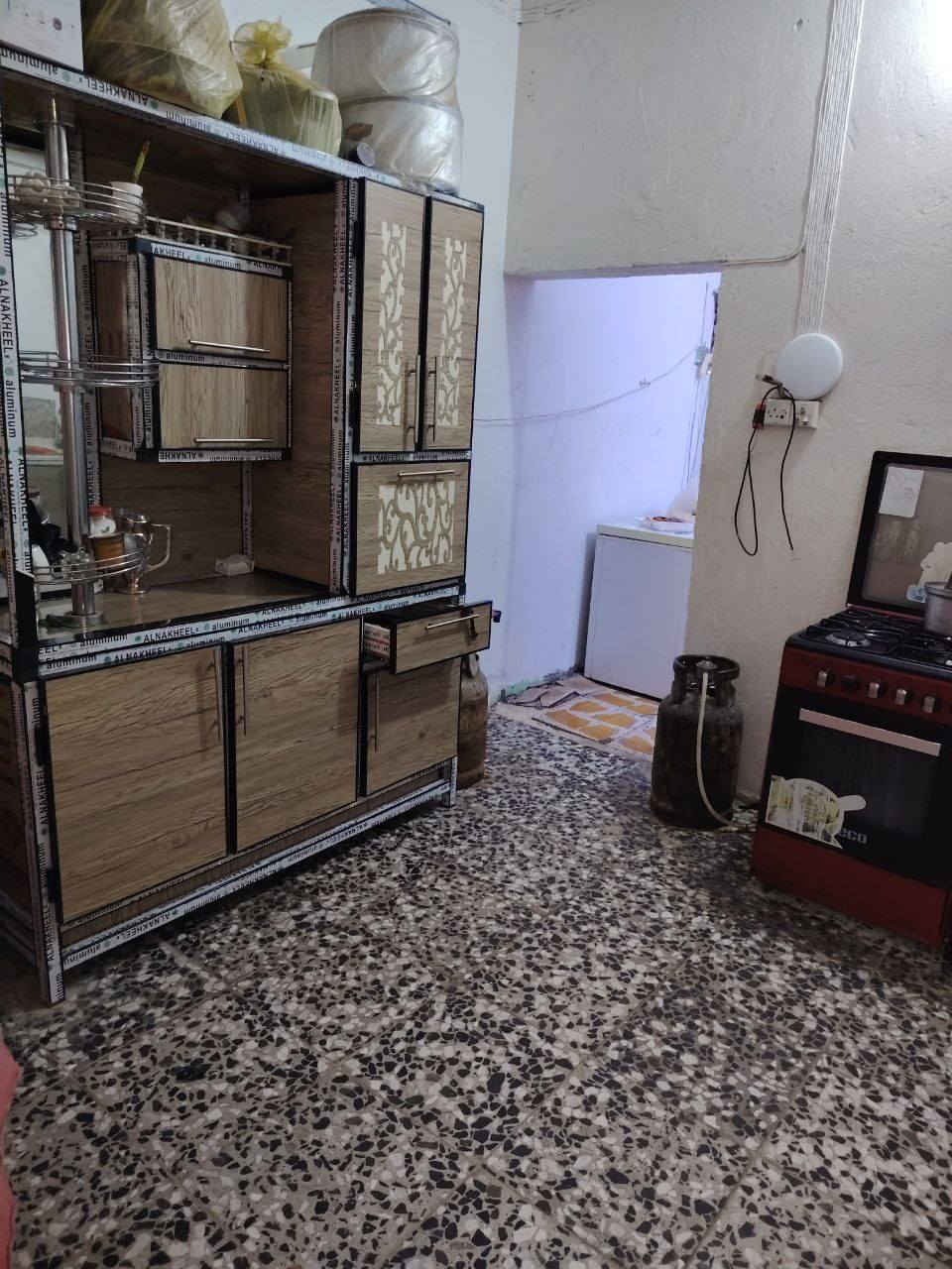 سلام عليكم بيت للبيع تجاوز صب مسلح الصطح والبيتونه شتايكر  مساحه100متر النزال20الواجه5 يحتوي عله تواليت خارجيه واستقبال معزوله ممر ومطبخ وحمام وغرفه جوه وترك وغرفه فوك ومساحت درج الستفار اكثر تصل عله رقم ***********
العنوان الامين ثانيه سده يم الحسينيه بصف سكلت سيد ضياء
