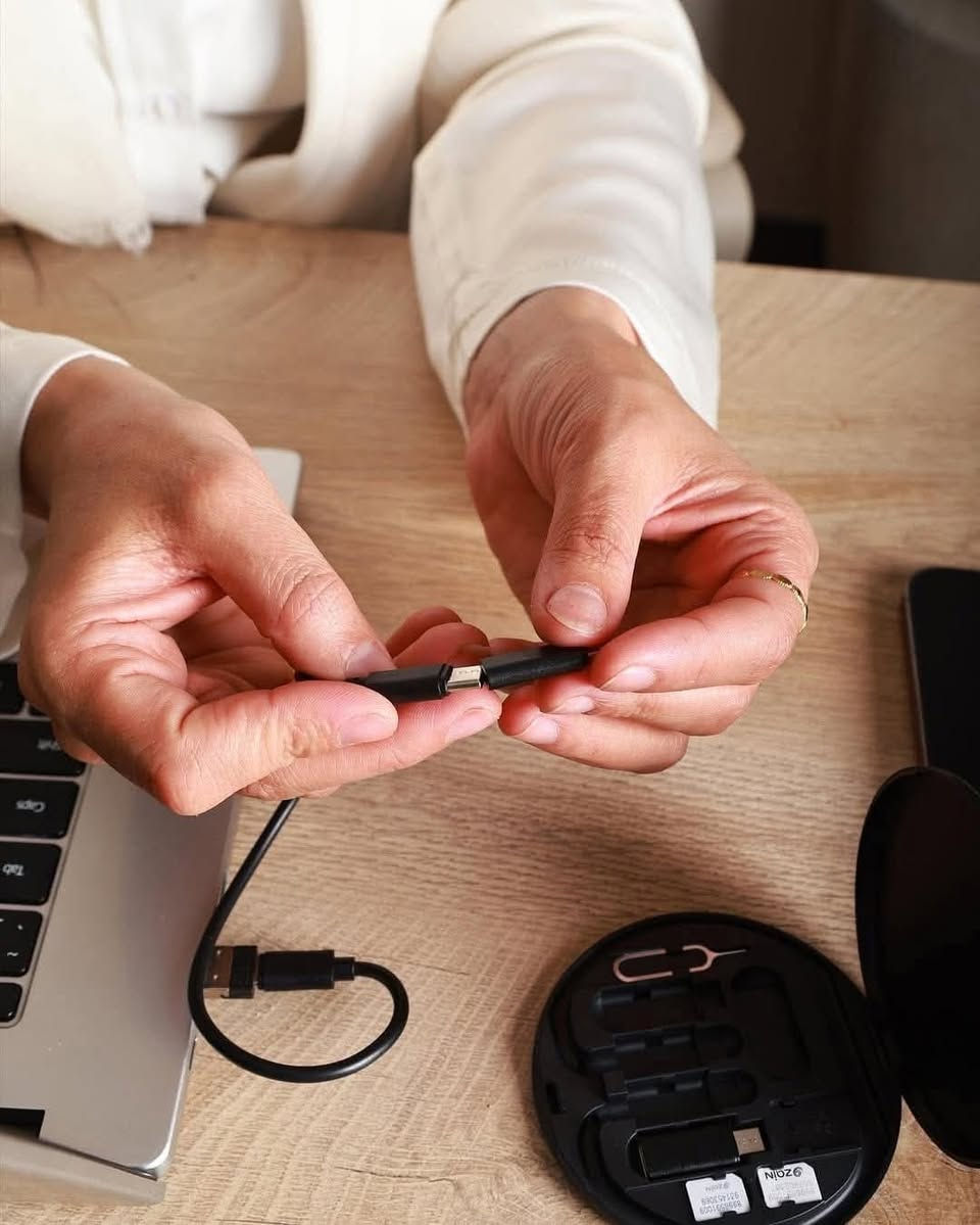 ‏السلام عليكم و رحمة الله 👋🏼
‏
‏طقم كوابل متعدد الوضائف 🧰
‏
‏يأتي في علبة صغيرة ومستديرة مما يجعله سهل الحمل والتخزين ومناسبًا للسفر والاستخدام اليومي🛠️
‏
‏يحتوي على كابل شحن قصير من نوع USB-C، وهو القاعدة الأساسية لتوصيل المحولات 🔗
‏
‏يتضمن عدة محولات صغيرة تسمح بتحويل الكابل الأساسي ليتوافق مع منافذ شحن مختلفة مثل :
‏
‏من USB-C إلى Lightning: لشحن أجهزة آبل (آيفون، آيباد)📱
‏
‏من USB-C إلى Micro USB: لشحن الأجهزة القديمة التي تستخدم منفذ مايكرو USB 🖨️
‏
‏من USB-C إلى USB-A: لتحويل منفذ USB-C إلى منفذ USB-A التقليدي للاتصال بأجهزة الكمبيوتر أو الشواحن التي تحتوي على هذا المنفذ 🖥️
‏
‏يتضمن أداة اخراج شريحة SIM من الهواتف الذكية🧷
‏
‏يهدف هذا المنتج على تقديم شحن شامل في حزمة واحدة مما يقلل من الحاجة لحمل كابلات ومحولات متعددة بشكل منفصل🎒

‏📌للحجز و الاسفسار الرجاء مراسلتنا على بريد الصفحة📮
‏📌يوجد توصيل لكل المدن بأذن الله 🚢


**إذا كنت صاحب هذا الإعلان وتريد حذفه لأي سبب، رجاءا أرسل رسالة إلى الدعم الفني**