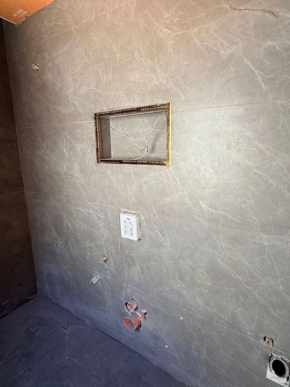 ر اسطه سيراميك. ارضي جداري. بايات. مكاني نجف. شغل مضبوط. استلام مهندس. كبان ليزر. اخذ متر ويوميه.  ***********
