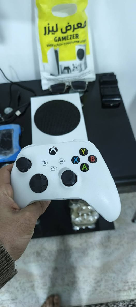 بـ سعر البلاش هو وملحقاته!
اكس بوكس سيريس اس
نظيف نظافة 99.9%
استعمال كلش قليل 
 يجي وياه يدته الأصلية ويده ثانية اصلية وبطارياتهن 
وهارد HHD واحد تيرا
وكيبل الباور
وكيبل الربط بالبلازمة 
السعر 410 وبيه مجال
مكاني ناصرية حي التضحية
هاتف ***********
