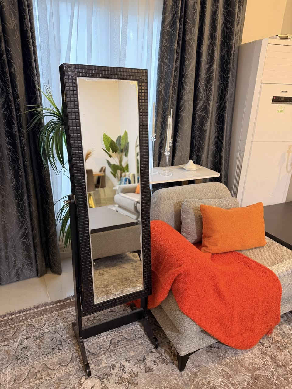 السلام عليكم غراضي كلها اشتريها من هوم سنتر الي بغداد كلها جديده وحديثه مابيهن اي ضرر 
مرايه بداخلها مخزن اكسسوارات 
ميز طعام نظيف وجديد ٦ كراسي الرجلين حديد والخشب الزان الاصلي مابي اي ضرر جديد هستوني ماخذته 
الشراي يدخل خاص مستعجلة ع بيعتهن


**إذا كنت صاحب هذا الإعلان وتريد حذفه لأي سبب، رجاءا أرسل رسالة إلى الدعم الفني**