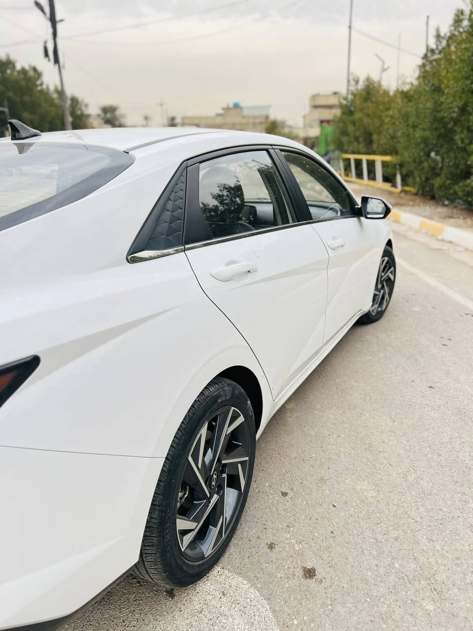 السياره جديده كفاله عامه           . السعر 147.   

النترا.    2024     رقم أربيل     ماشية 49
    
المواصفات فوووول      .      محرك 1500 دبل نوزل دوش 
شاشه ديجتال 
بصمه                            جام عل ريمونت اوتو 
كشنات جلد 
هند بريك بصمه         تحويل.  اووكاله
اوتو هولد                  
فتحه سقف                   
محرك 1500دبل نوزل                            
حساس لايت 
حساس خلفي بلادي 
حساس أمامي بلادي 
تبريد قطعتين
كاميرا خلفيه بلادي 
جي بي اس
نضام تشغيل الكاميرات 
شاشه  كبيره اصلي ابل كار بلي 
نضام ترحيب مري شفط
نضام مود درايف إيكو وسبورت و عادي
تحكم ستيرن فول 
ويل كب كروم حجم 17
لد امامي نهاري
 شباك نيكل
مانع انزلاق
مانع انحدار 
لايت عدسات زنون 
ايرباكات
جهاز موازنه ABS

للاستفسار الاتصال السيارة 
***********
