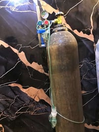 قنينة اوكسجين • مع منظم • للبيع