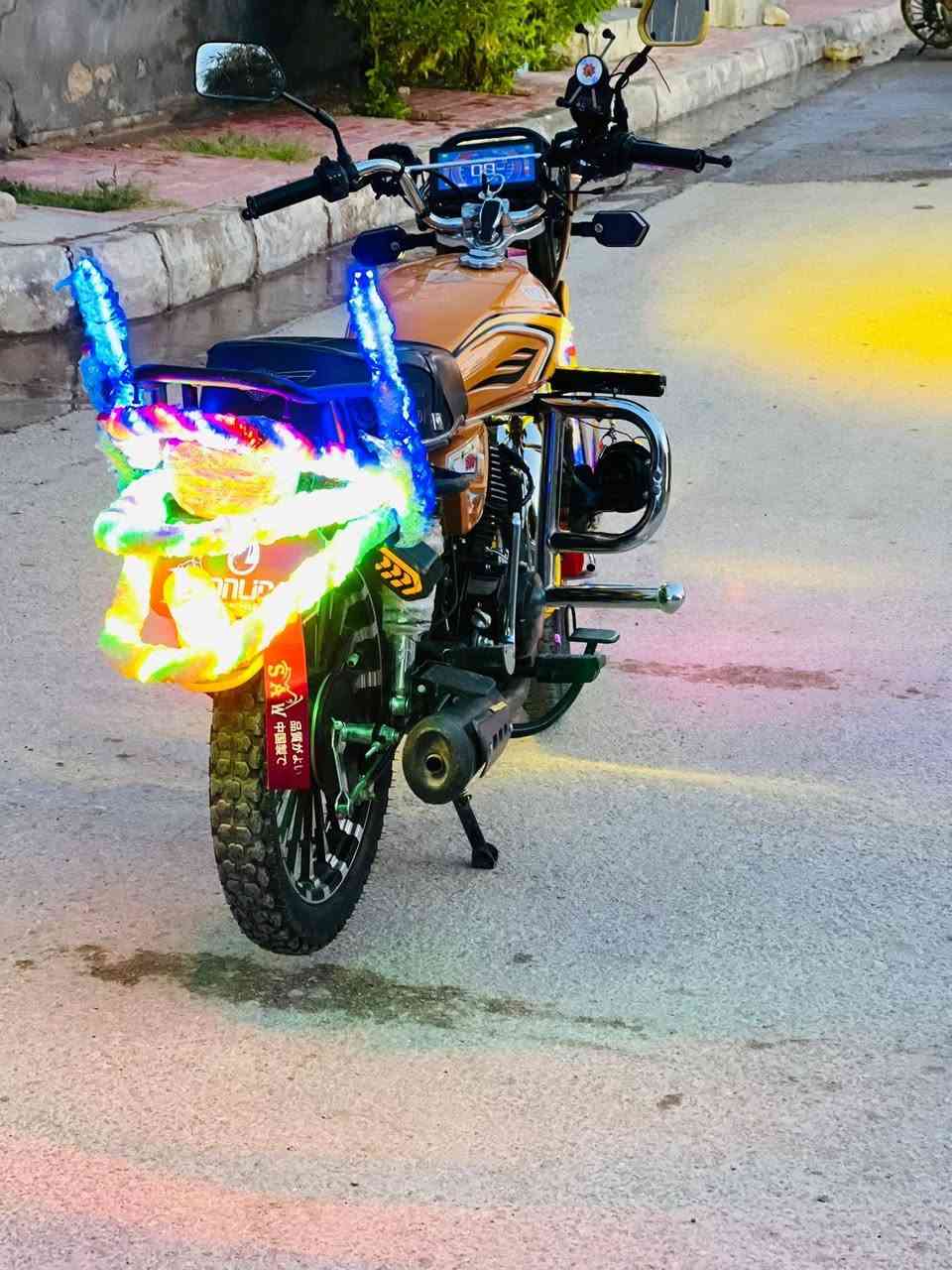 سلام عليكم دراجه للبيع موديل 24شكل 25 محرك 200 جاكوج دراجه ما ناقصه شي كماليات  مثل ما موضح بل صوره هورن جرس هورن دوج بصمه وحده أوراق 📝 موجوده وصل 840عندك زود تفضل مكاني القائم حصيبه  *********** تواصل مع صاحب الدراجه 
‏#ادمن حب وافق ❤️
