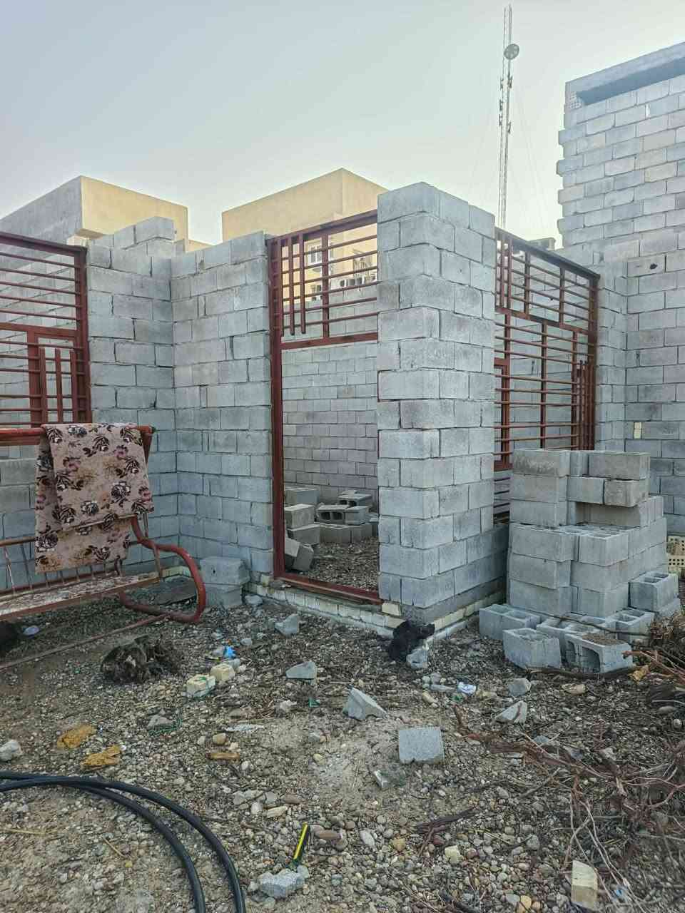 بيت هيكل مع قطعه المساحه الكليه ٨٢٠ متر طابو صرف السعر الموقع حي الوحده خلف جملة بيت كطوز السعر 1٧٥ الاتصال عالرقم***********
