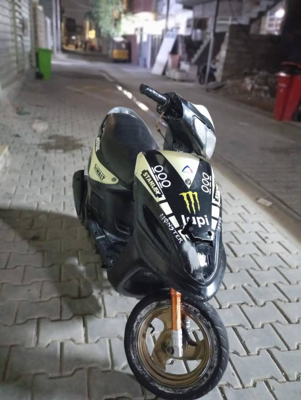 دراجه ماكس قجمه طافيه
بيها مشكله بل كهربايات فقط
مكينه كلشي ما بيها
مكاني بغداد مدينه الصدر 
السعر 200 
*********** فقط وتساب
